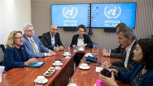 Bundesentwicklungsministerin Svenja Schulze (l) im Gespräch mit UNWRA-Generalkommissar Philippe Lazzarini.
