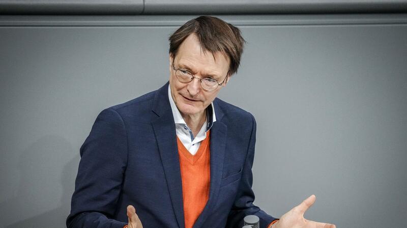 Bundesesundheitsminister Karl Lauterbach spricht im Bundestag über die Digitalisierung im Gesundheitswesen.