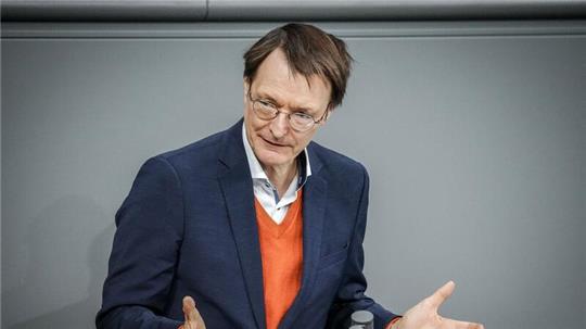 Bundesesundheitsminister Karl Lauterbach spricht im Bundestag über die Digitalisierung im Gesundheitswesen.