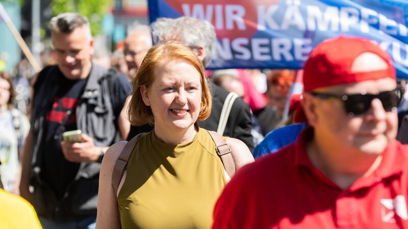 DGB-Chefin Fahimi: Tarifflucht verursacht Milliardenschaden Bundesfamilienministerin Lisa Paus nimmt an der DGB-Demonstration in Berlin teil.