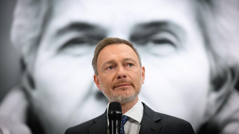 Bundesfinanzminister Christian Lindner (FDP) stellt sich vor seine Parteikollegin Strack-Zimmermann.