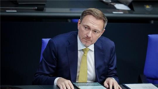 Bundesfinanzminister Christian Lindner auf der Regierungsbank im Bundestag.