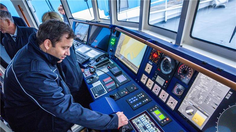 Bundesfinanzminister Lars Klingbeil (SPD) hat die Schiffbauer der Peene-Werft angesichts des neuen Zollschiffs „Friesland“ gelobt. 