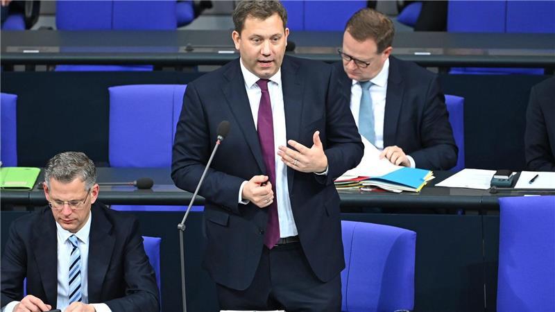 Bundesfinanzminister Lars Klingbeil (SPD) hat die Senkung der Stromsteuer für alle noch nicht komplett abgehakt. 