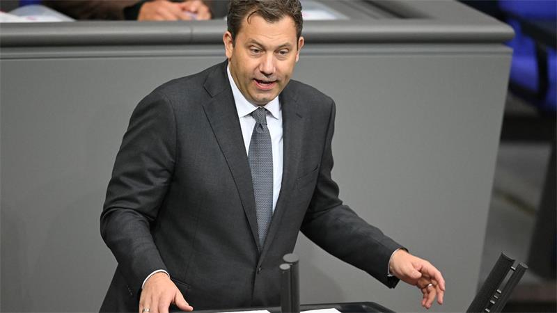 Bundesfinanzminister Lars Klingbeil (SPD) pocht auf Bedingungen bei einer Übernahme der Commerzbank. (Archivbild)