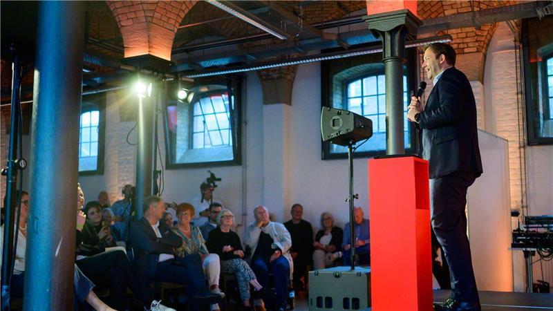 Bundesfinanzminister Lars Klingbeil (SPD) teilte bei einer Veranstaltung in Lübeck auch gegen seinen Vor-Vorgänger Christian Lindner aus.