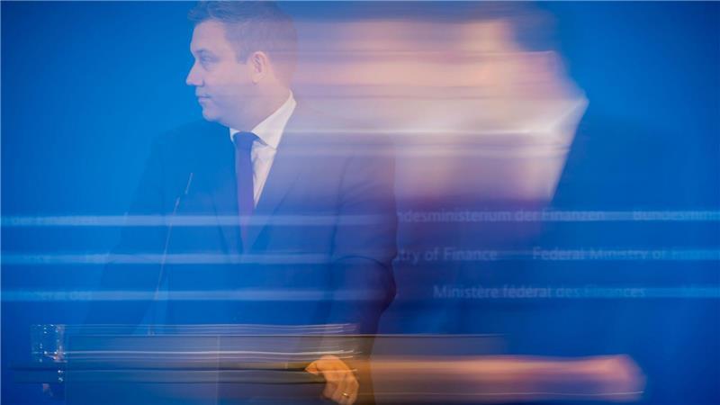 Bundesfinanzminister Lars Klingbeil äußert sich bei einer Pressekonferenz zur Sitzung des Arbeitskreises Steuerschätzung im Bundesfinanzministerium. (Wischeffekt durch Mitziehen)
