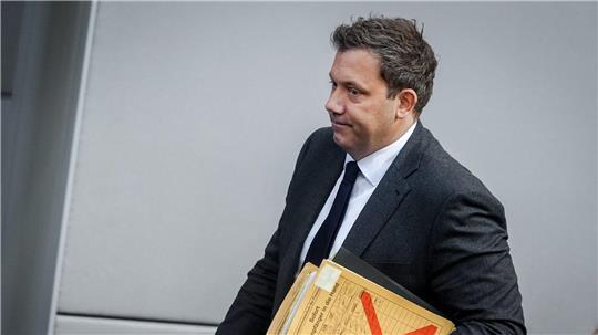 Bundesfinanzminister Lars Klingbeil startet mit mehreren europäischen Kollegen eine Initiative für eine Übergewinnsteuer. (Archivbild)