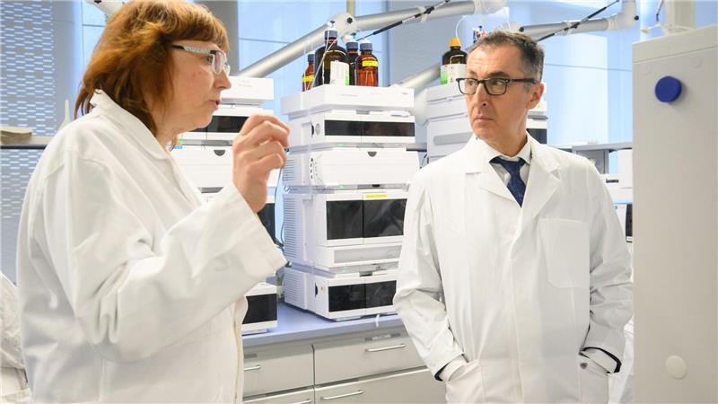 Bundesforschungsminister Cem Özdemir wirbt beim Besuch von Wissenschaftseinrichtungen in Braunschweig um besorgte US-Forscher. 