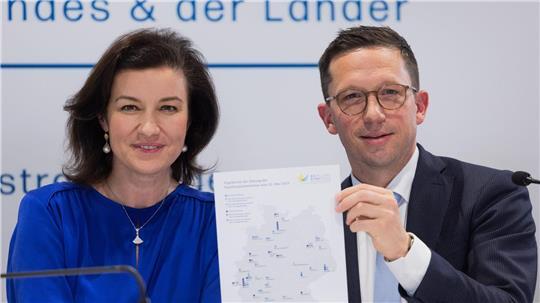 Bundesforschungsministerin Bär und Niedersachsens Wissenschaftsminister Mohrs haben die Entscheidung über die Exzellenzanträge verkündet.