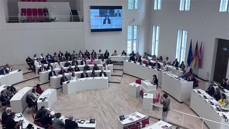 Bundesforschungsministerin Dorothee Bär (CSU) will die Freiheit der Wissenschaft vor Bedrohungen bewahren - das machte sie bei einer Veranstaltung in Potsdam deutlich.