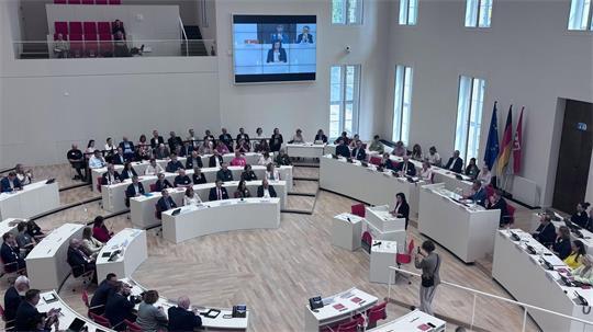 Bundesforschungsministerin Dorothee Bär (CSU) will die Freiheit der Wissenschaft vor Bedrohungen bewahren - das machte sie bei einer Veranstaltung in Potsdam deutlich.