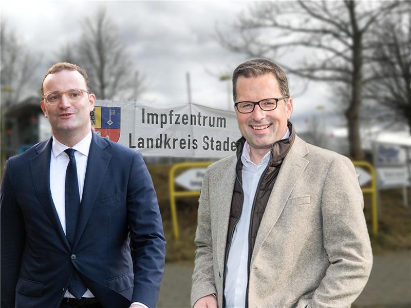 Bundesgesundheitsminister Jens Spahn und der Stader Landrat Kai Seefried vor einem Bild des ehemaligen Stader Impfzentrums. (Fotos: dpa/Feindt, Montage: Feindt)