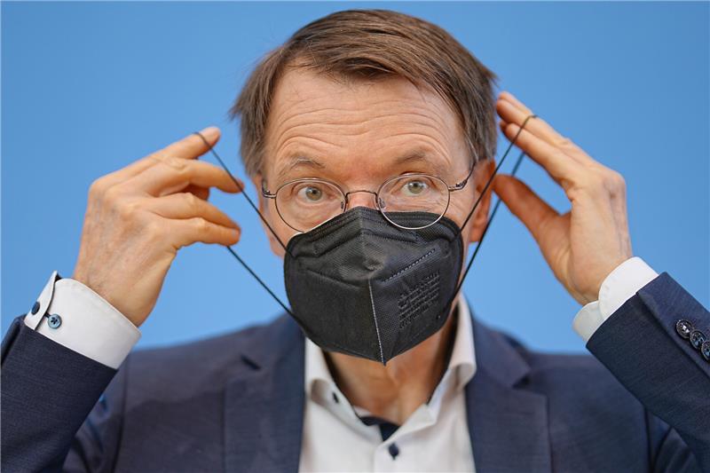 Lauterbach stellt nach Corona-Treffen klar: Maskenpflicht kommt Bundesgesundheitsminister Karl Lauterbach (SPD). Foto: Michael Kappeler/DPA