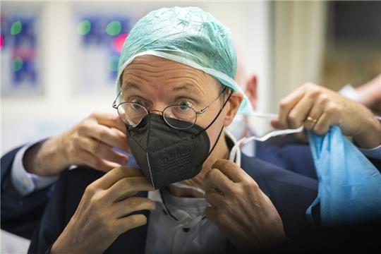 Bundesgesundheitsminister Karl Lauterbach (SPD), hier bei einem Besuch in einem israelischen Krankenhaus, hat kürzliche seine Klinikreform vorgestellt. Foto: Christophe Gateau/dpa