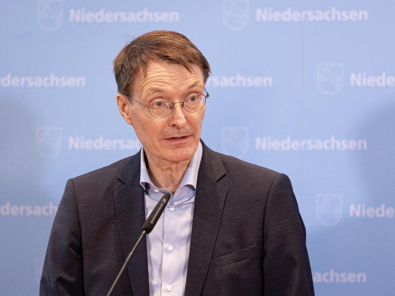 Bundesgesundheitsminister Karl Lauterbach gibt ein Pressestatement ab. Foto: Moritz Frankenberg/dpa