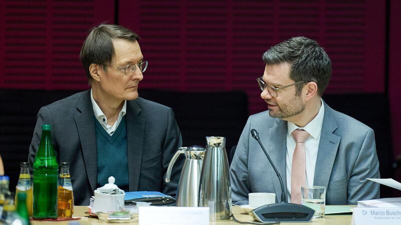 Bundesgesundheitsminister Karl Lauterbach (l, SPD) und Bundesjustizminister Marco Buschmann (FDP) bei der Sitzung des Vermittlungsausschuss von Bundestag und Bundesrat.