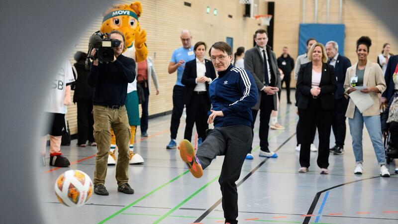 Nike statt Adidas ab 2027: Ausrüster-Revolution beim DFB erntet viel Kritik Bundesgesundheitsminister Karl Lauterbach reagiert mit Unverständnis auf den Ausrüsterwechsel beim DFB.