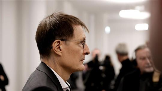Bundesgesundheitsminister Karl Lauterbach will die Finanzierung homöopathischer Behandlungen durch gesetzliche Kassen streichen - damit stößt er auf teils heftige Kritik.