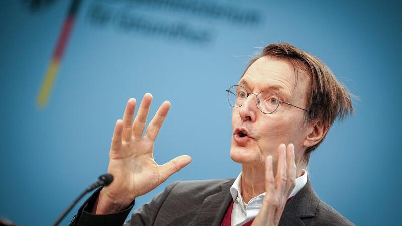 Bundesgesundheitsminister Karl Lauterbach will die Arbeitsbedingungen für Praxen verbessern, so dass mehr junge Medizinerinnen und Mediziner Hausärzte werden.