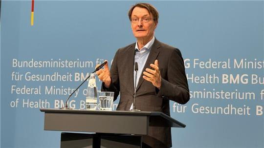 Bundesgesundheitsminister Lauterbach hat dem Kabinett eine Regierungsverordnung zur Anhebung des Pflegebeitrags zugeleitet.