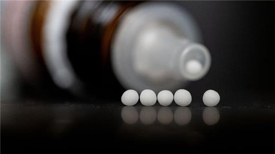Bundesgesundheitsminister Lauterbach will „die Möglichkeit der Krankenkassen, in der Satzung auch homöopathische und anthroposophische Leistungen vorzusehen, streichen“.