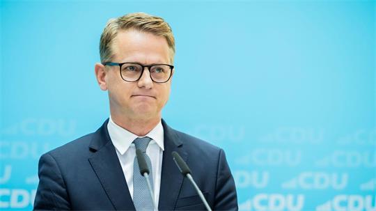 Bundesgesundheitsminister Linnemann will die eigentlich geplante Kürzung von Rentenansprüchen pflegender Angehöriger stoppen. (Archivbild)