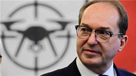 Bundesinnenminister Alexander Dobrindt (CSU) dankt der Bundespolizei, die beim Aufbau des neuen Drohnenabwehrzentrums eine wichtige Rolle spielt.