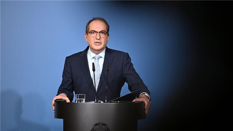 Bundesinnenminister Alexander Dobrindt (CSU) hält nichts von einem AfD-Verbotsverfahren, lässt die Partei aber weiterhin durch den Inlandsgeheimdienst beobachten.