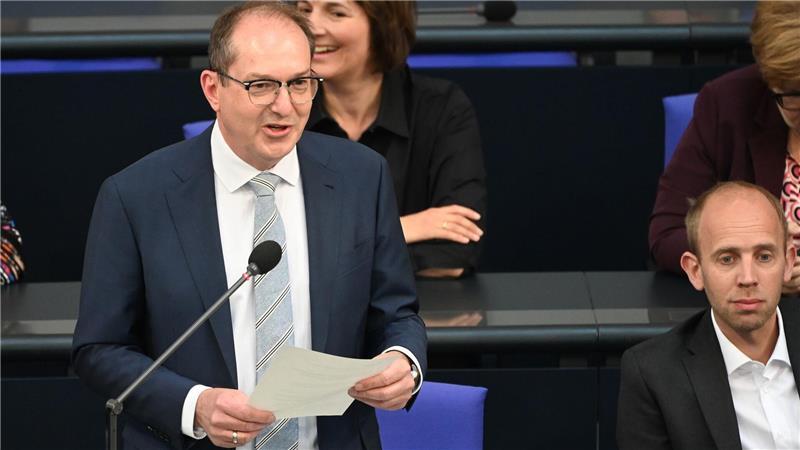 Dobrindt: Bundespolizei hält Grenzkontrollen länger durch Bundesinnenminister Alexander Dobrindt (CSU) hat die verschärften Grenzkontrollen verteidigt.