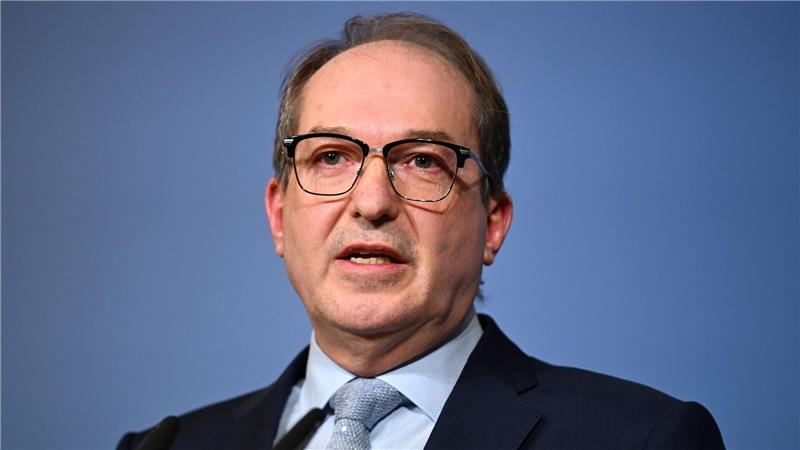 Bundesinnenminister Alexander Dobrindt (CSU) sagt, er wolle das Bundesamt für Verfassungsschutz zu einem echten Geheimdienst machen. (Archivbild)