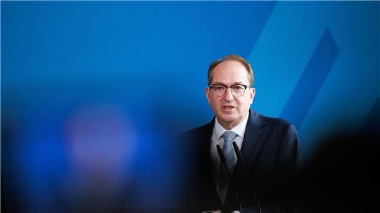 Bundesinnenminister Alexander Dobrindt (CSU) sagt, für Minister und den Bundeskanzler werde es keine Erhöhung geben.