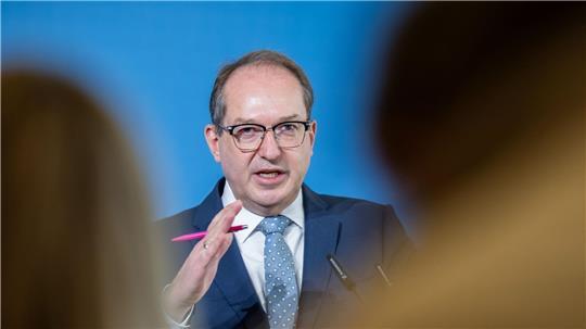 Bundesinnenminister Alexander Dobrindt (CSU) will abgelehnte Asylbewerber in sogenannte Return Hubs abschieben können. (Archivbild)