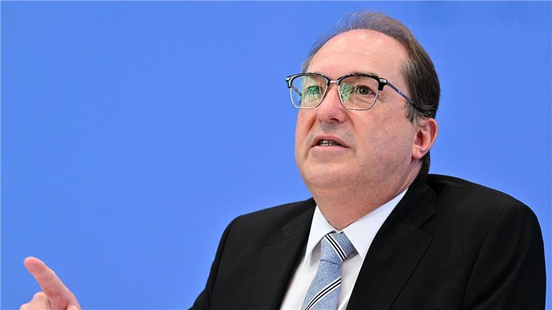 Kindesmissbrauch: „Im Netz explodiert das Risiko“ Bundesinnenminister Alexander Dobrindt (CSU) will die angekündigte Speicherpflicht für IP-Adressen zügig umsetzen.