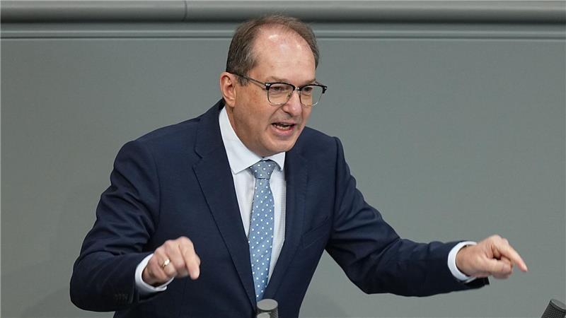 Dobrindt rüstet auf bei innerer Sicherheit - Drohnenabwehr Bundesinnenminister Alexander Dobrindt (CSU) will sich verstärkt um unerlaubte Drohnenüberflüge kümmern.