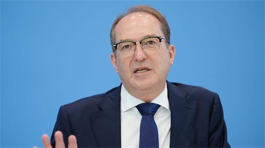 Bundesinnenminister Alexander Dobrindt hatte bereits vor einem Monat bei der Innenministerkonferenz in Hamburg von einer „hohen Bedrohungslage“ gesprochen. (Archivbild)