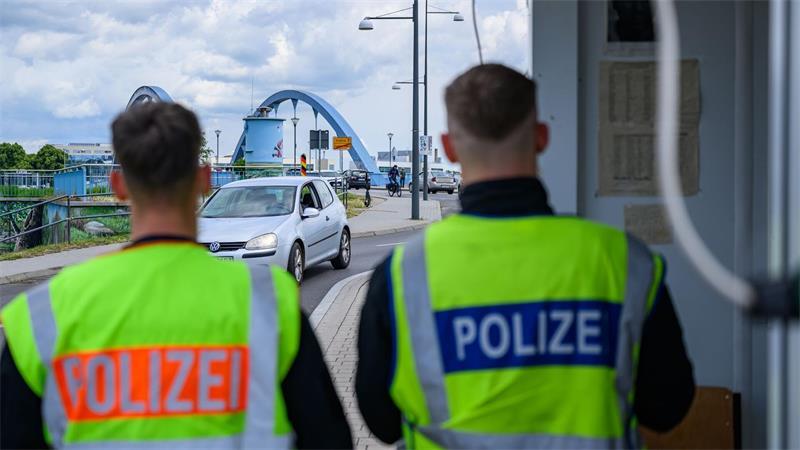 Mehr als 40 Prozent weniger Schleuserkriminalität Bundesinnenminister Alexander Dobrindt lässt alle deutschen Außengrenzen an festen Punkten kontrollieren. (Archivbild)