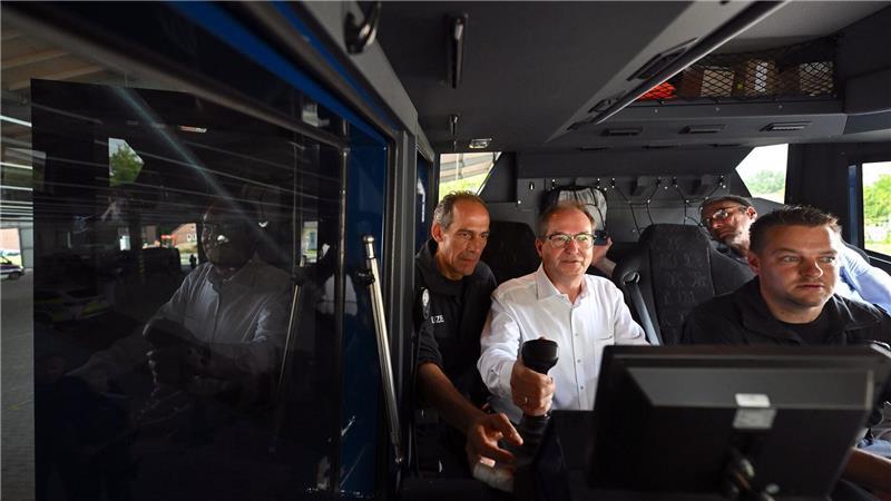 Grenzkontrollen: Dobrindt dankt Bundespolizisten Bundesinnenminister Alexander Dobrindt lässt sich die Funktionsweise eines Wasserwerfers erklären und steigt dafür auch selbst in das Fahrzeug.
