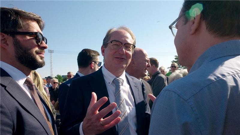 Versöhnungsmarsch erinnert an Opfer der Vertreibung Bundesinnenminister Alexander Dobrindt redet mit einem tschechischen Teilnehmer des Versöhnungsmarschs von Pohorelice nach Brünn (Brno).