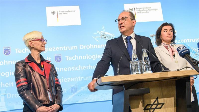 Neues Drohnenzentrum soll Deutschland sicherer machen Bundesinnenminister Alexander Dobrindt warnt vor einer verschärften hybriden Bedrohungslage.