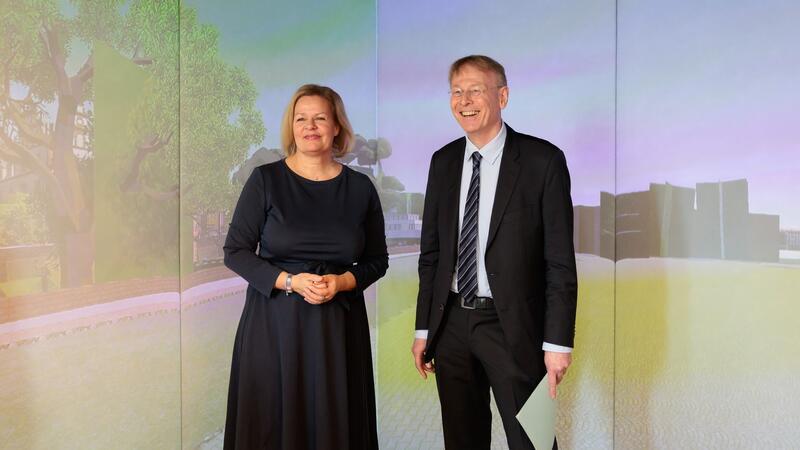 Chinas Botschafter wegen Cyberangriff von 2021 einbestellt Bundesinnenministerin Faeser hat das Bundesamt für Kartographie und Geodäsie im Februar besucht. (Archivbild)