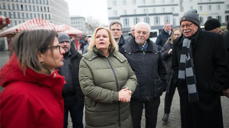 Bundesinnenministerin Nancy Faeser Bremen hat bei einem Besuch am Bremer Hauptbahnhof den Einsatz der „Quattro-Streifen“ gelobt. Dabei gehen Kräfte von Bremer Polizei, Bundespolizei, DB Sicherheit und Ordnungsamt gemeinsam Streife. 