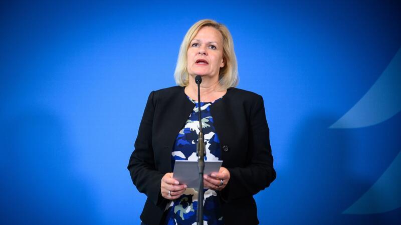 Faeser: Leichtere Aufklärung zu Geldquellen von Extremisten Bundesinnenministerin Nancy Faeser (SPD) findet, „dass die persönlichen und finanziellen Verbindungen in rechtsextremen Netzwerken stärker ausgeleuchtet werden müssen“.