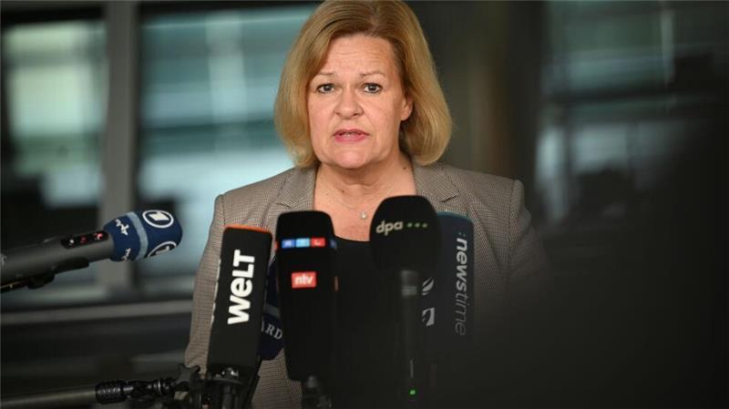 Bundesinnenministerin Nancy Faeser (SPD) hat einen Gesetzentwurf vorgelegt, mit dem Deutschland seine EU-Verpflichtungen zum Schutz der kritischen Infrastruktur umsetzen will.  