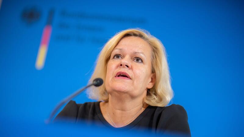 Bundesinnenministerin Nancy Faeser (SPD) sagt: „Wir wollen eine transparente Fehlerkultur stärken und der Entstehung und Verfestigung von Vorurteilen und Diskriminierungen konsequent entgegentreten.“ (Archivfoto)