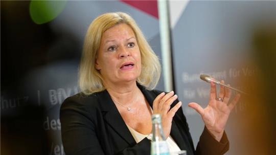 Bundesinnenministerin Nancy Faeser (SPD) über die Länge von Messerklingen: „Sechs Zentimeter ist okay. Das ist ein kleines Obstmesser.“