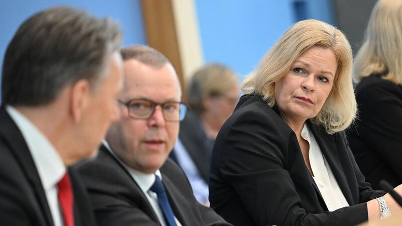 Innenminister beraten nach Angriff auf Ecke über mehr Schutz Bundesinnenministerin Nancy Faeser (SPD) und die Länder-Ressortchefs schalten sich heute in einer Videokonferenz zusammen, um nach Angriff in Dresden über besseren Schutz zu beraten.