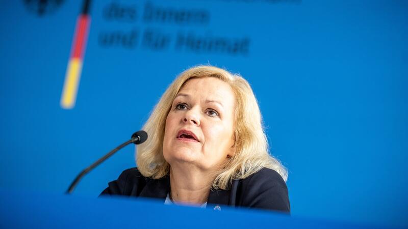 Nach Vereinsverbot: Iran bestellt deutschen Botschafter ein Bundesinnenministerin Nancy Faeser hat das Islamische Zentrum Hamburg verboten. (Archivbild)