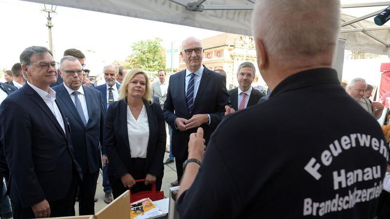 Bundesinnenministerin Nancy Faeser (l.) informiert sich am Stand der Feuerwehr Hanau während ihres Besuchs beim „Tag des Bevölkerungsschutzes“ in Potsdam.