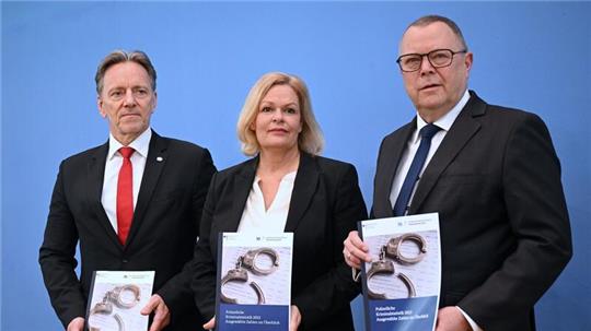 Bundesinnenministerin Nancy Faeser mit BKA-Präsident Holger Münch (l.) und  Brandenburgs Innenminister Michael Stübgen bei der Vorstellung der Polizeilichen Kriminalstatistik 2023 (PKS).